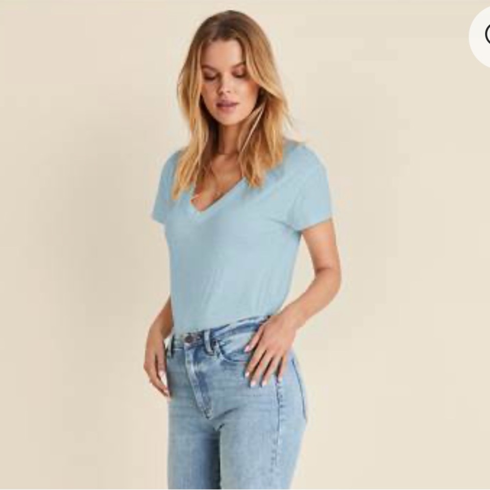 CLOSEG CLOSING MONDAY 9/30. NWT Venus V-neck tee